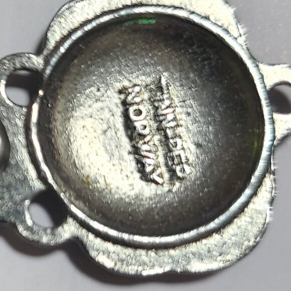 Cape Clasp in Pewter For A Stunning Halloween Outfit by Tinn Per - Picture 4 of 6